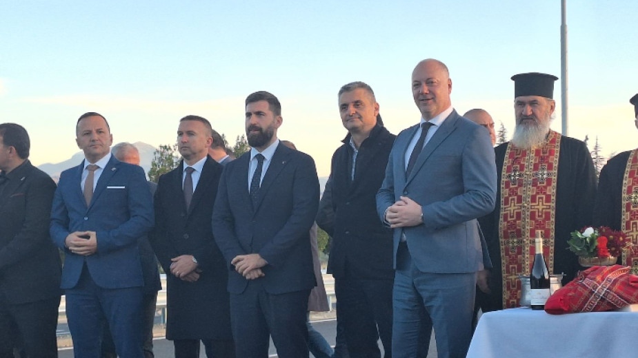 Премиерът Росен Желязков пусна символично новото осветление на обновения участък