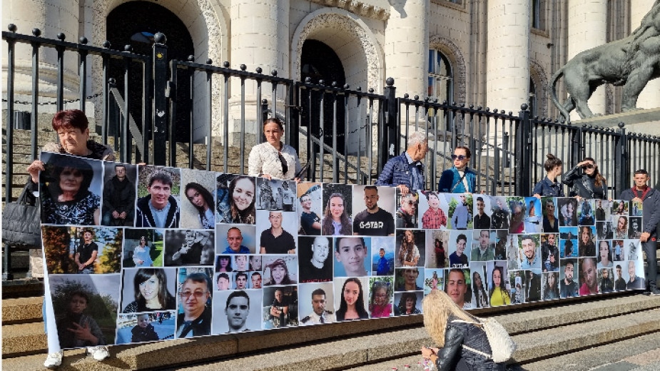 Близки на деца загинали при катастрофи излизат днес отново на