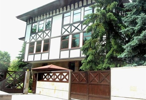 Багер е влязъл в бившия сарай на Ахмед Доган на ул Стар