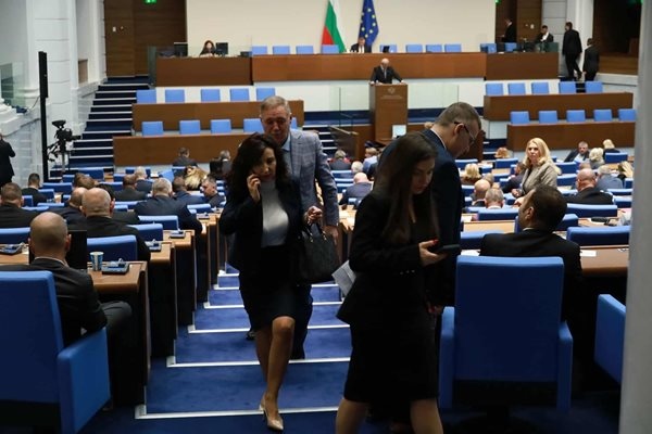 По малко от 24 часа след като президентът Румен Радев върна за ново