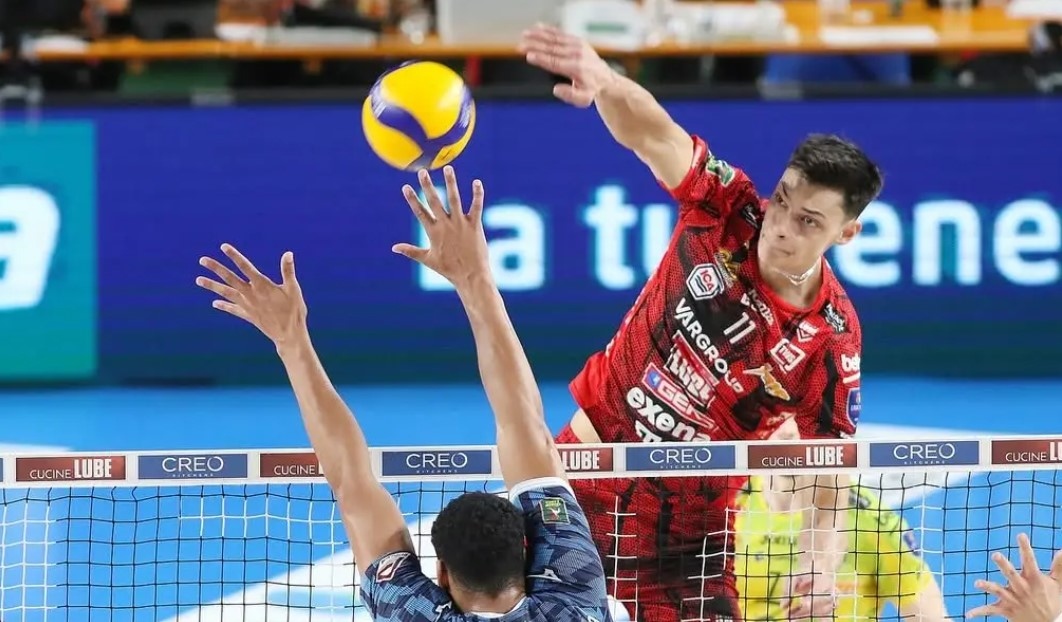 Българската звезда Александър Николов бе отличен за най полезен играч в