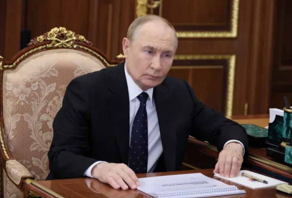 Най малко 24 роднини на руския президент Владимир Путин са получили