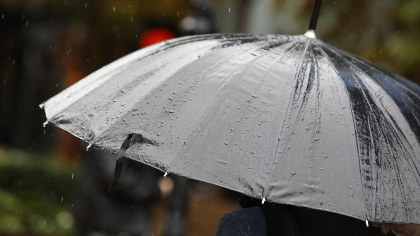 Атмосферното налягане е малко по ниско от средното за месеца През