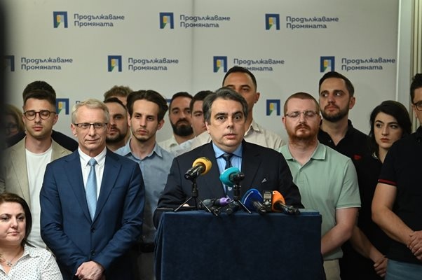 Бившият премиер акад  Николай Денков ще официализира властовите си позиции в Продължаваме