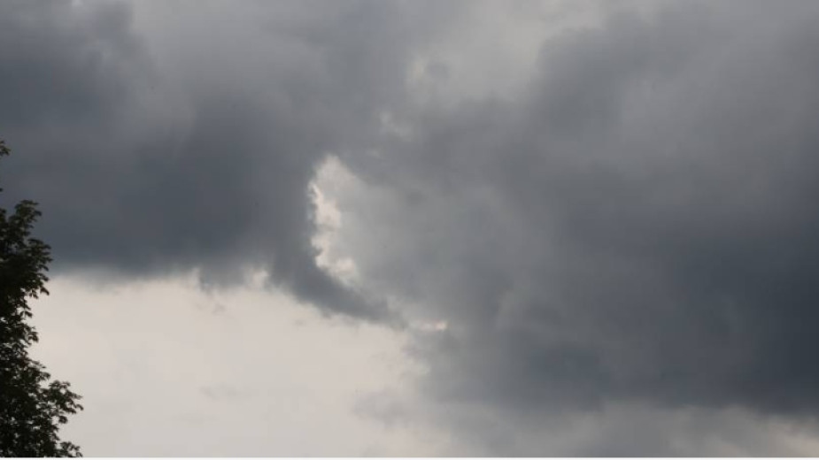 През нощта валежи ще има в западната половина на страната