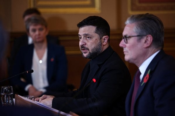 Украинският президент Володимир Зеленски заяви в интервю за Гардиън че не се