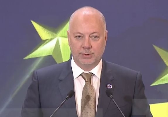 Кабинетът вече обсъжда имена за специален управител на рафинерията Това