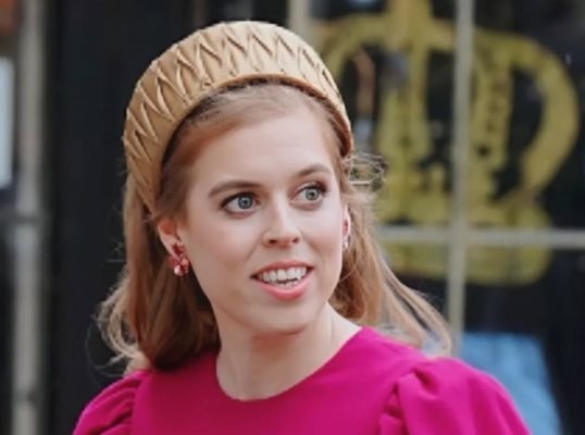 Сцената е петзвездният хотел Ritz Carlton в Рияд — място известно