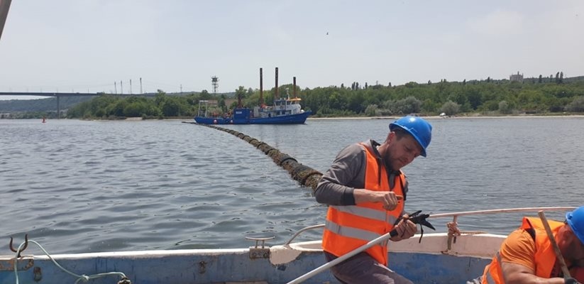 Голям кораб е повредил в неделя временния тръбопровод във Ъ