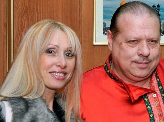 Поет художник музикален продуцент светски хроникьор и неподражаем чешит –