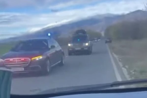 Видео показва опасно шофиране на автомобили на НСО които се