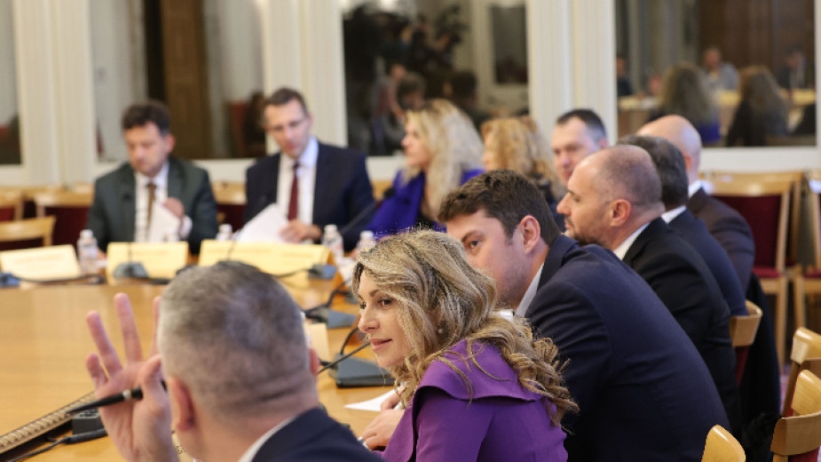 Парламентарната комисия по енергетика се събра извънредно тази вечер заради