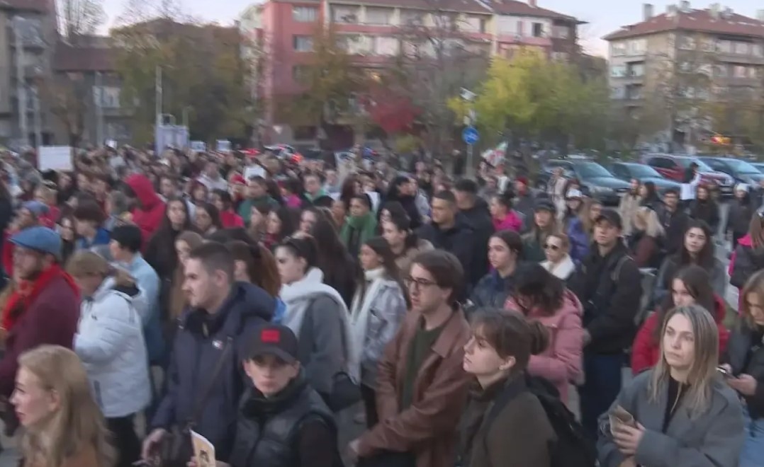 Хора се събраха пред Военномедицинска академия в София с искане