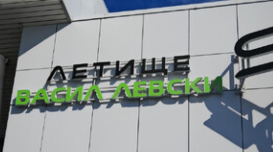 Заради силен вятър редовните полети за София тази вечер от