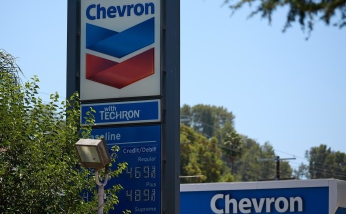 Американският петролен гигант Шеврон Chevron проучва възможности за купуване на глобални