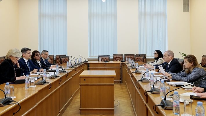 Министерството на транспорта и съобщенията настоява концесионера на летище Васил