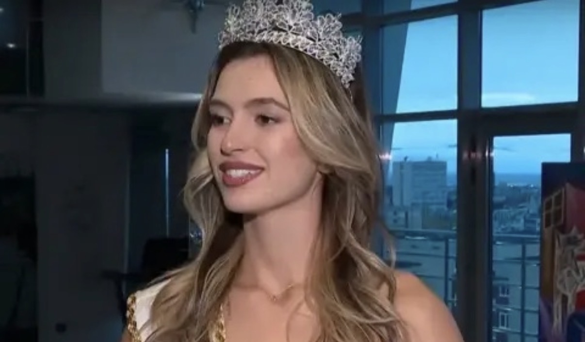 Блондинката Симона Бакърджиева вече носи титлата Мис България 2025 в