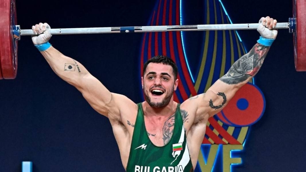 Българският ас във вдигането на тежести Карлос Насар продължава да