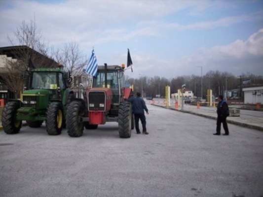 Гръцките земеделци започват блокади на пътища пристанища и летища От
