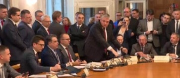 Блокада на заседанието на бюджетната комисия в парламента Депутати от