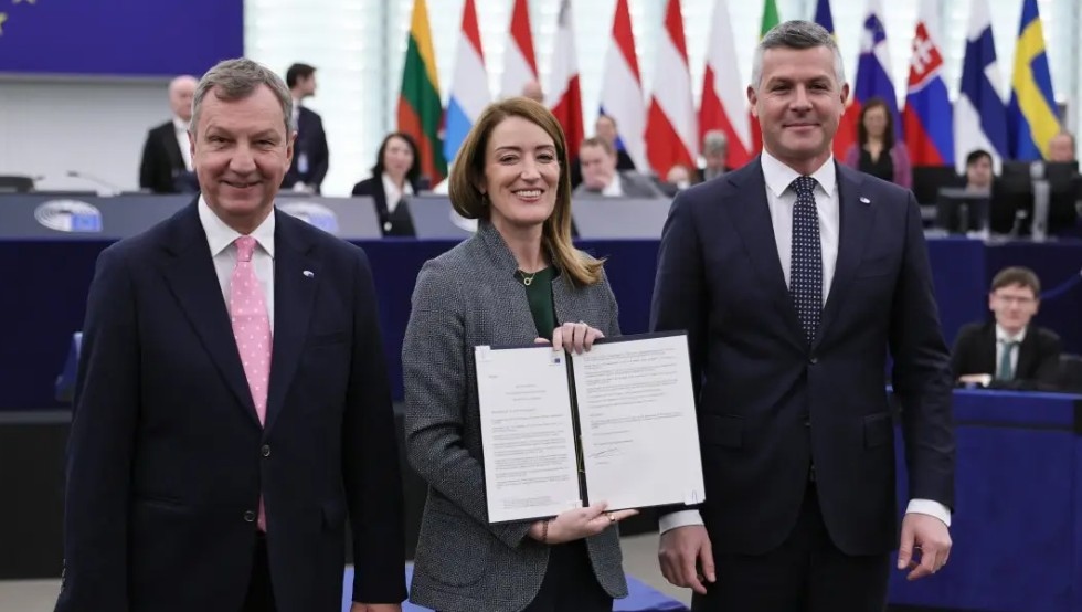 Председателят на ЕП Роберта Мецола подписа гласувания бюджет на ЕС