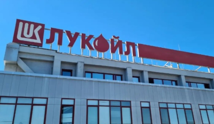 Особеният търговски управител на Лукойл Румен Спецов продължава с мащабните