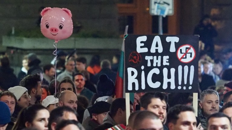 Полицията докара белия автобус и препречи столичния бул Дондуков така