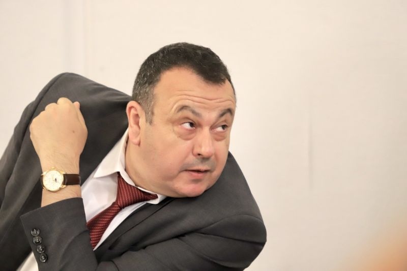 Сътрудници на депутати от ПП ДБ твърдят че са станали жертви