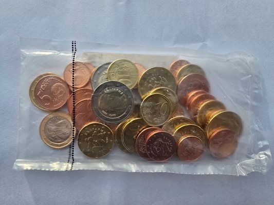 По лесно е хората да закупуват стартовия пакет с евромонети от