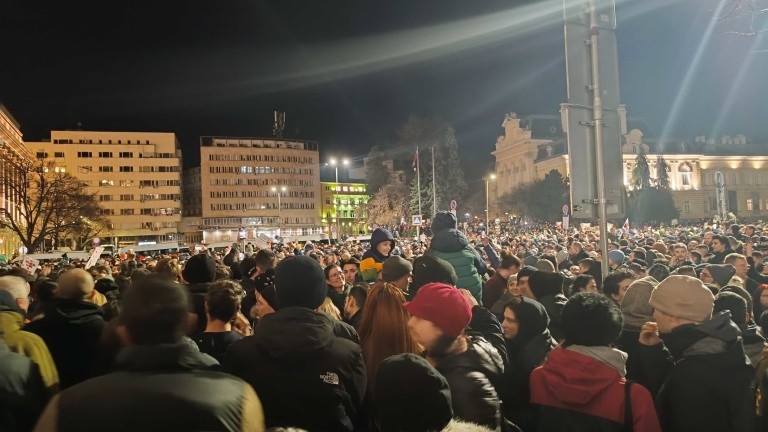 Хиляди граждани се събраха тази вечер пред Триъгълника на властта  в