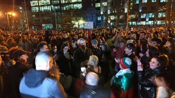Хиляди варненци излязоха тази вечер на централния площад пред Общината