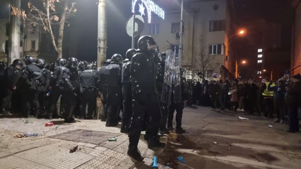 Към Софийския университет бият хора има агитки всичко е затъмнено