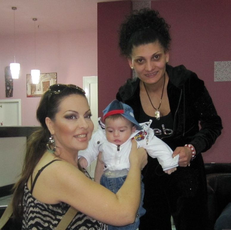 Две от най близките приятелки във фолка Ивана и бузукарката