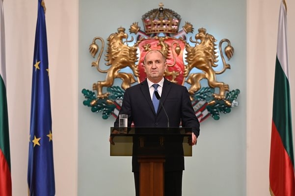 Президентът Румен Радев поиска оставката на правителството и нови предсрочни избори Това