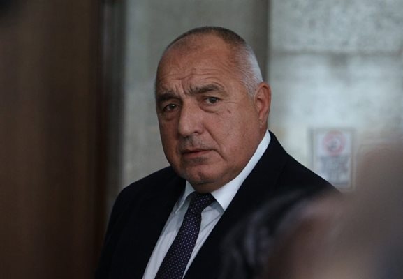 Спирам да се съобразявам и мълчаливо да приемам всякакви безумни