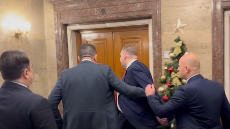 Скандал и физически сблъсък в кулоарите на парламента Да излиза