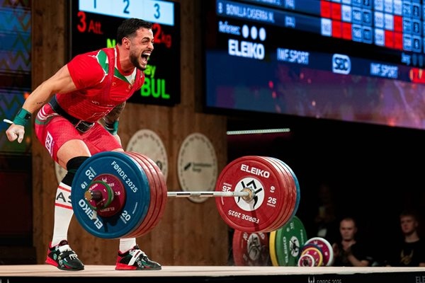 Сагата с договора на Карлос Насарприключи Щангистът подписа редактираният договор с