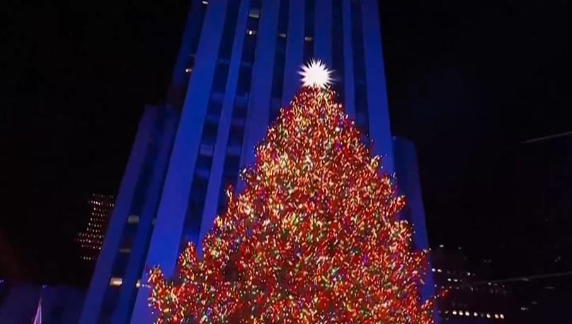 Хиляди хора изпълниха площада пред Рокфелер център за да отпразнуват традиционното