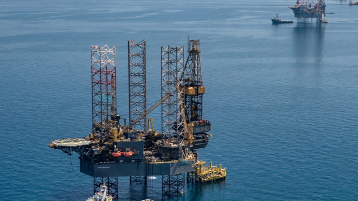 Цената на американския суров петрол се насочва днес към седмични