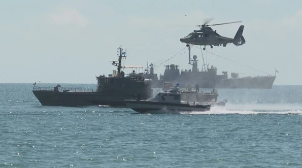 Два подозрителни обекта плаващи в Черно море са под наблюдението