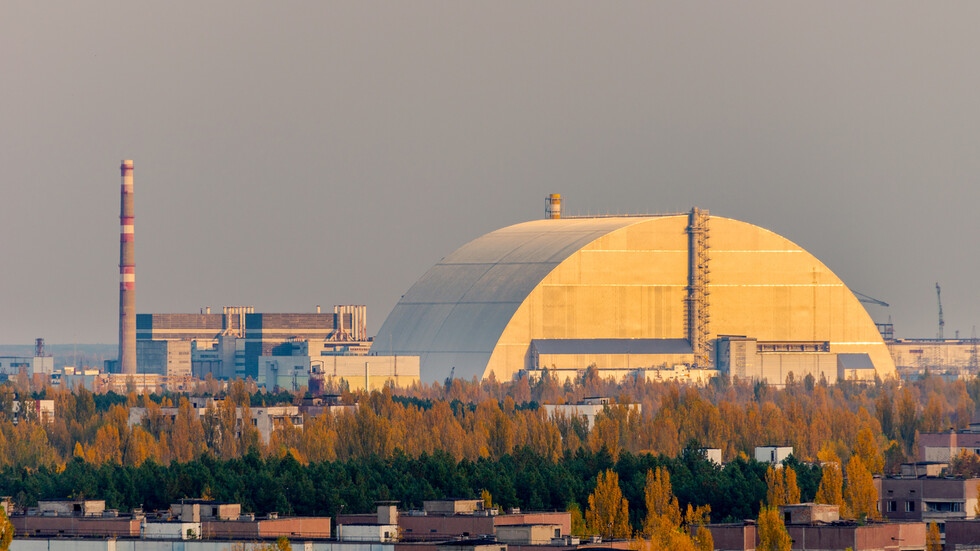 Защитният саркофаг на атомната електроцентрала в Чернобил в разкъсваната от