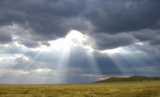 Днес само в крайните източни райони ще превалява дъжд След