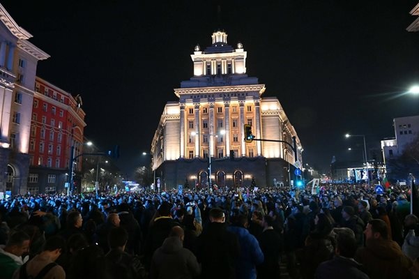 19 01 На сцената излязоха група Ахат 18 50   Много