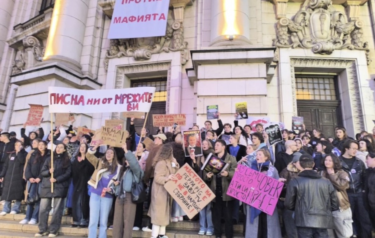 Студенти от различни специалности протестират срещу правителството от сряда на