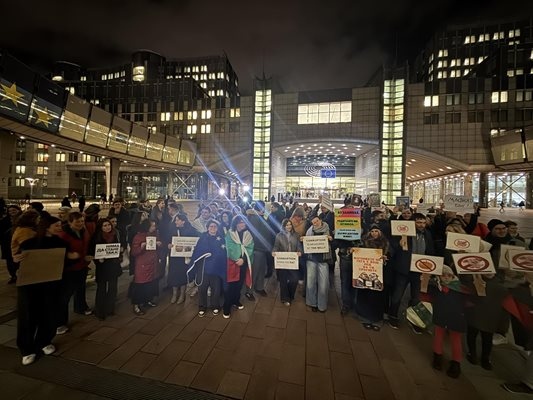 Българи протестираха тази вечер пред сградата на Европейския парламент в