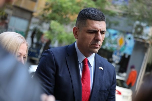 Трябва да бъде подадена оставка днес Призоваваме ако днес не