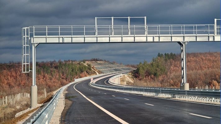 С пускането на движението по отсечката от АМ Хемус от