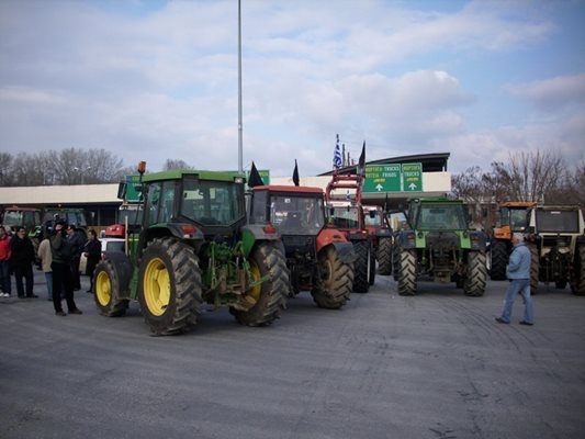 Блокадите на гръцките фермери по главните пътища магистралите и граничните