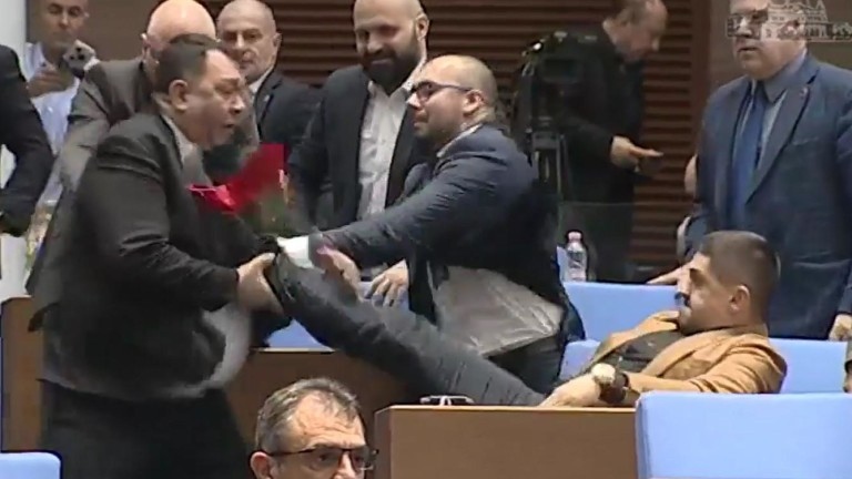 Физически сблъсък между депутати прекъсна днешното пленарно заседание  Лидерът на