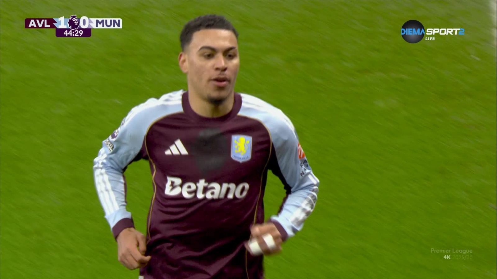 С два гола на Морган Роджърс Астън Вила продължава да